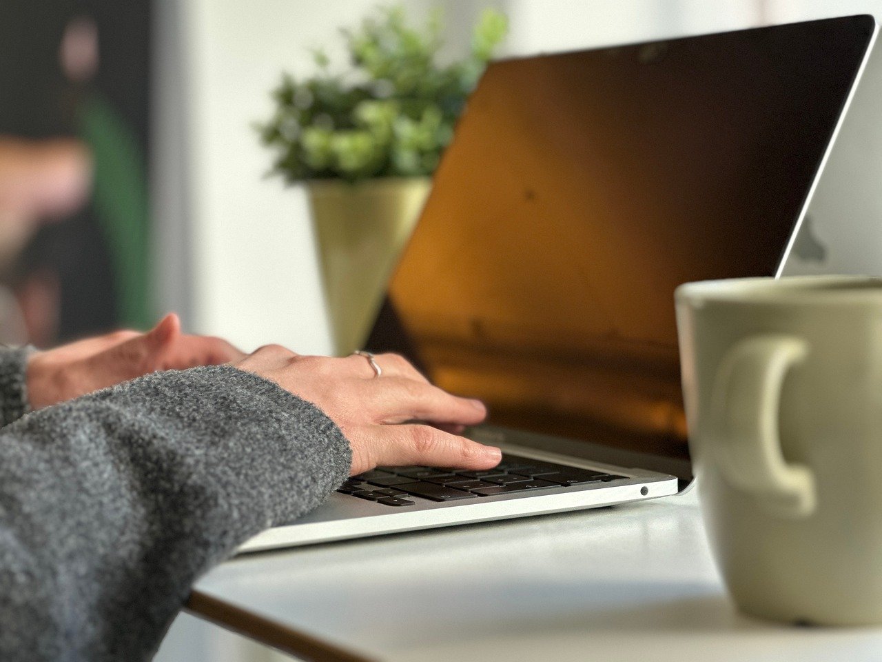 Como ser freelancer — profissional iniciando carreira autônoma com laptop e planejamento