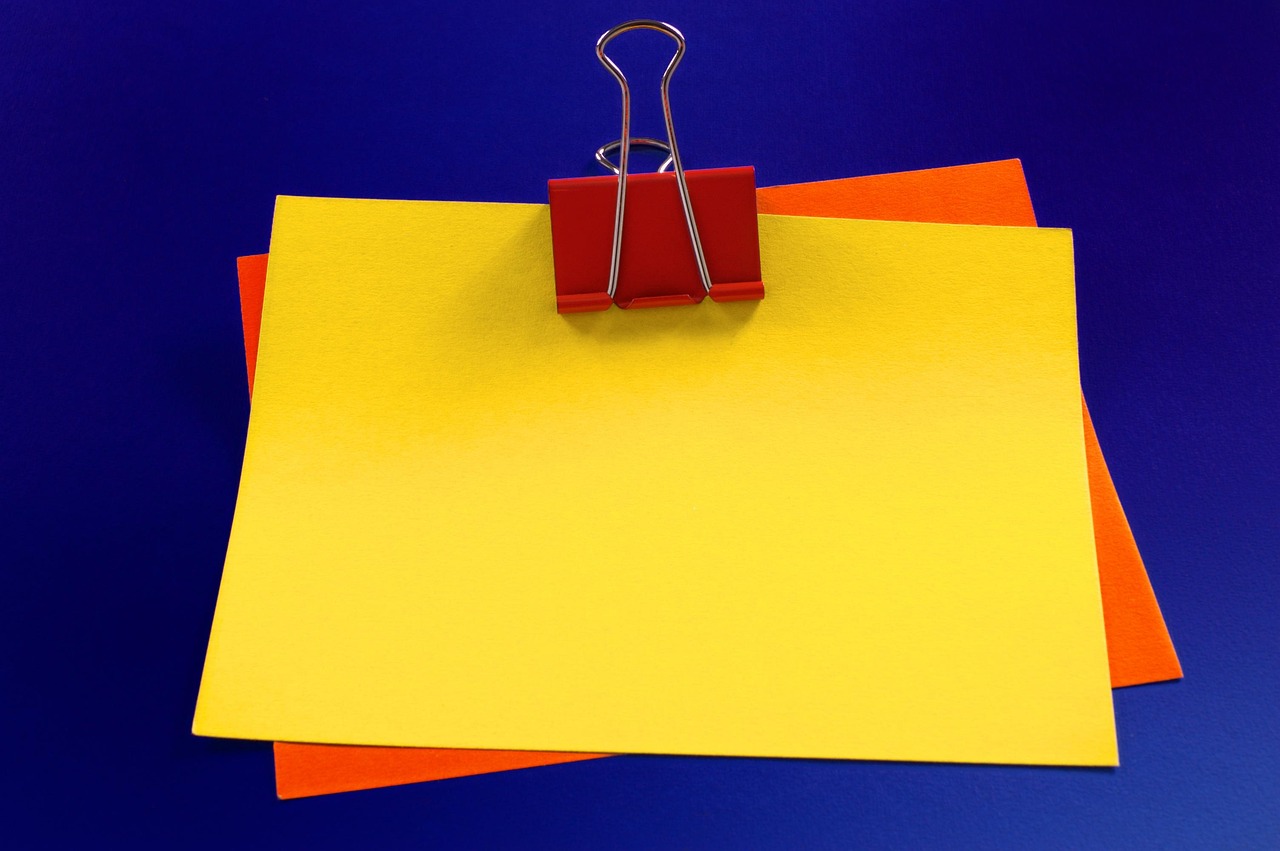 Proposta comercial freelancer sendo apresentada para cliente em reunião profissional