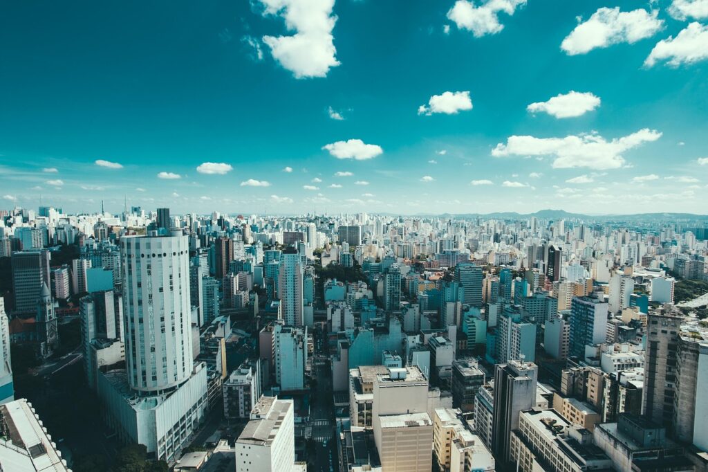 Skyline de São Paulo com edifícios comerciais — mercado de freelancers na maior cidade do Brasil