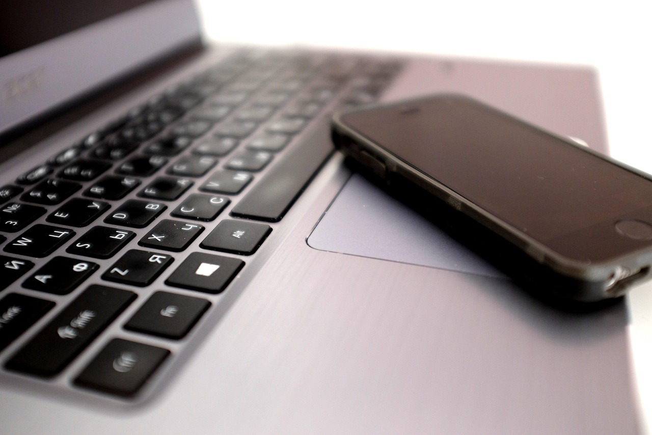 Laptop e equipamentos de trabalho moderno representando liberdade e autonomia do freelancer