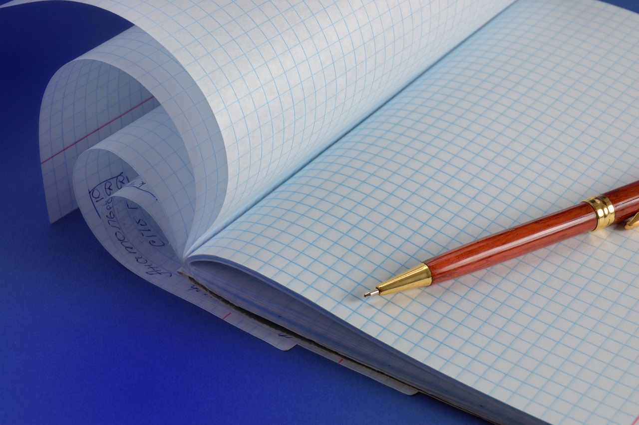 Notebook e caneta para elaborar proposta comercial freelancer com estrutura profissional