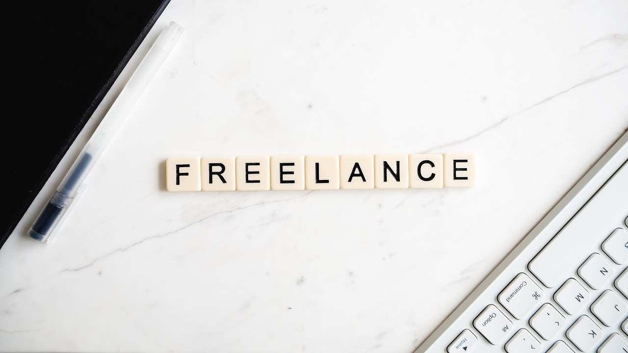 Freelancer autônomo trabalhando em home office com notebook — empreendedorismo e carreira independente