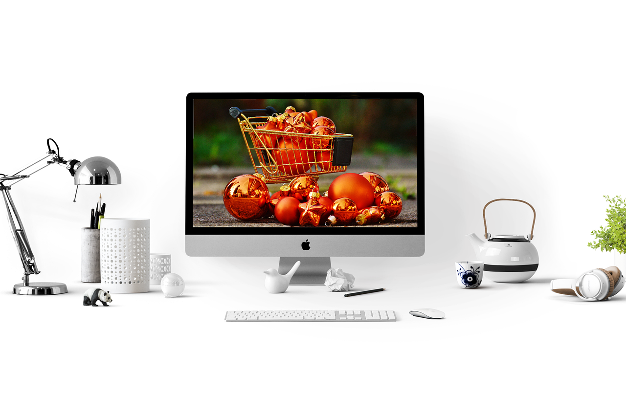 Compras online em loja virtual desenvolvida por freelancer de e-commerce com produtos e carrinho