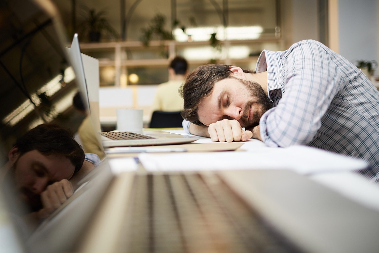 Profissional analista de dados freelancer jovem trabalhando com computador em ambiente corporativo