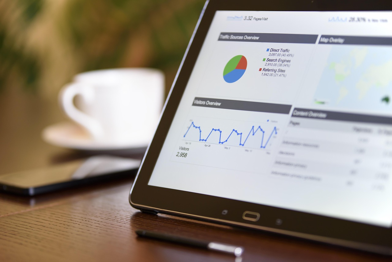 Analista de dados freelancer trabalhando com laptop e graficos de marketing digital e dados