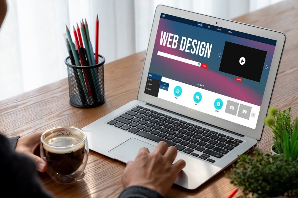 Auditoria SEO analise site web design responsivo tela monitor computador profissional