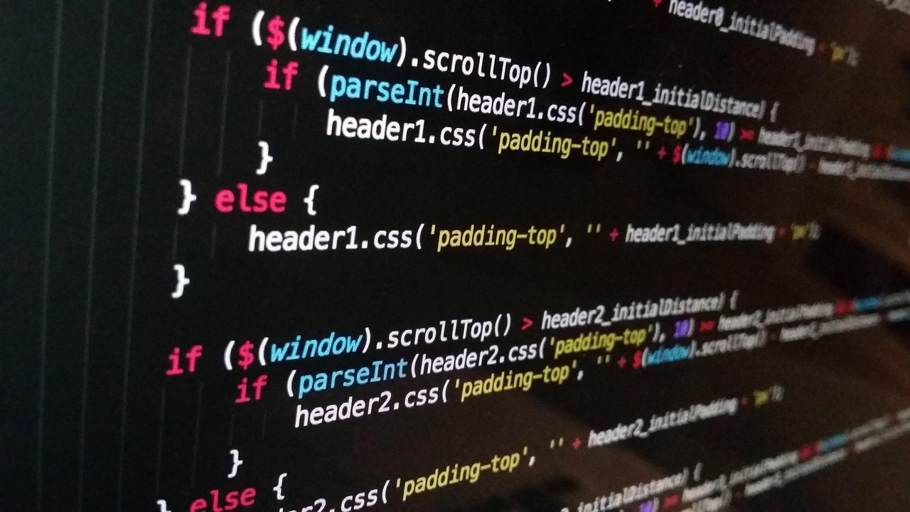 Codigo de programacao JavaScript HTML CSS na tela de um programador freelancer desenvolvedor web