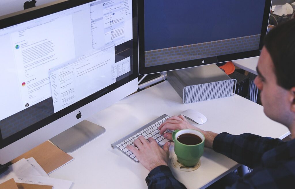 Profissional trabalhando no computador como forma de ganhar dinheiro pela internet de forma real