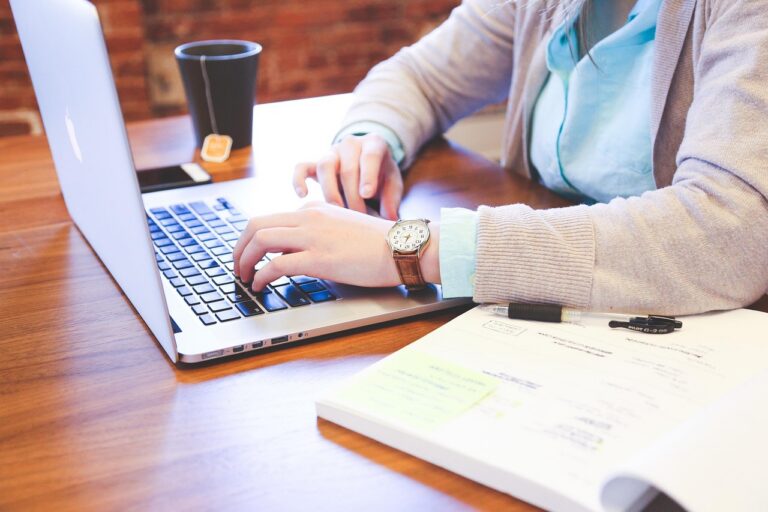 Copywriter freelancer digitando texto persuasivo em teclado laptop profissional home office
