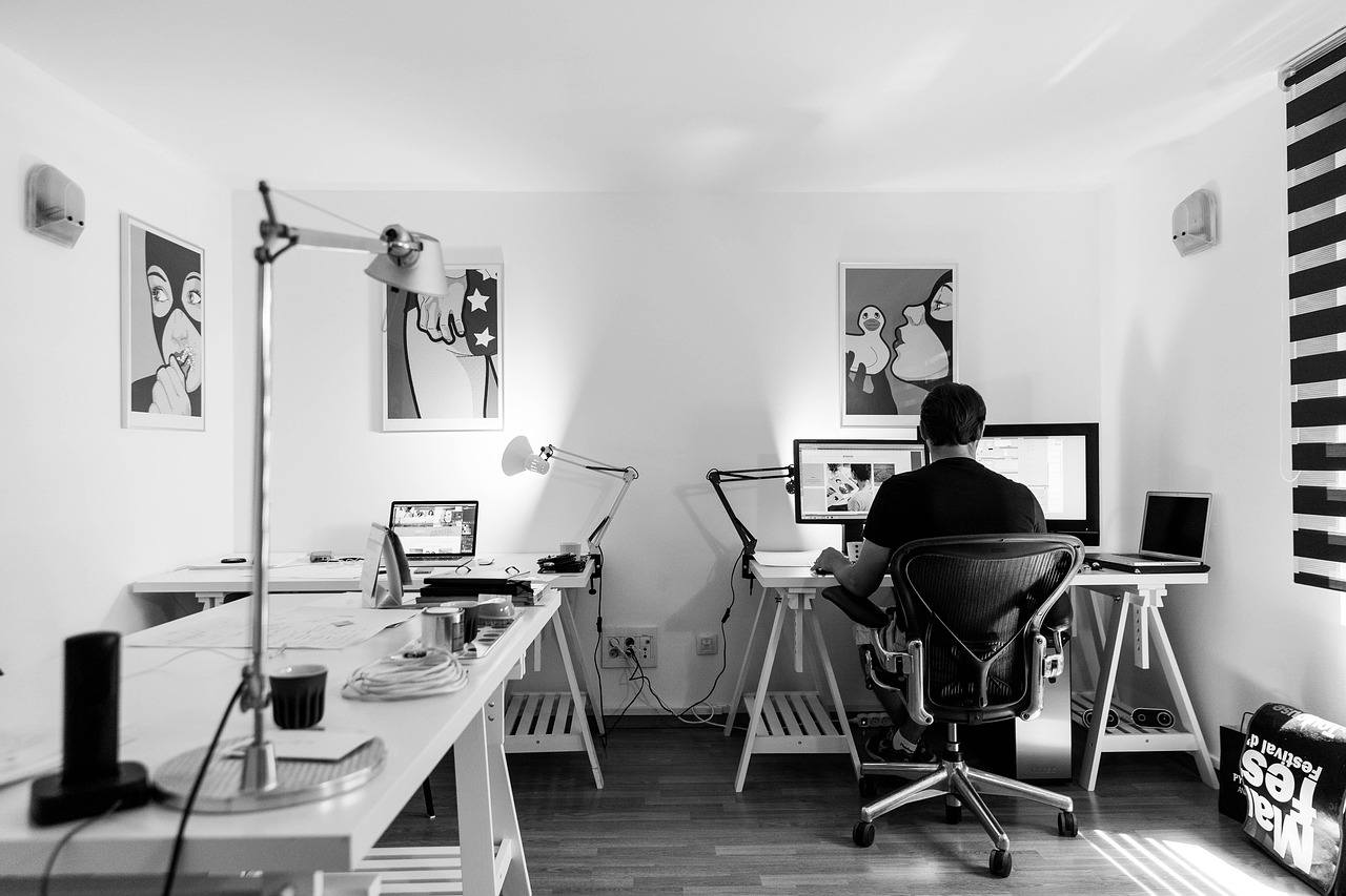 Desenvolvedor freelancer trabalhando com codigo em computador home office setup profissional