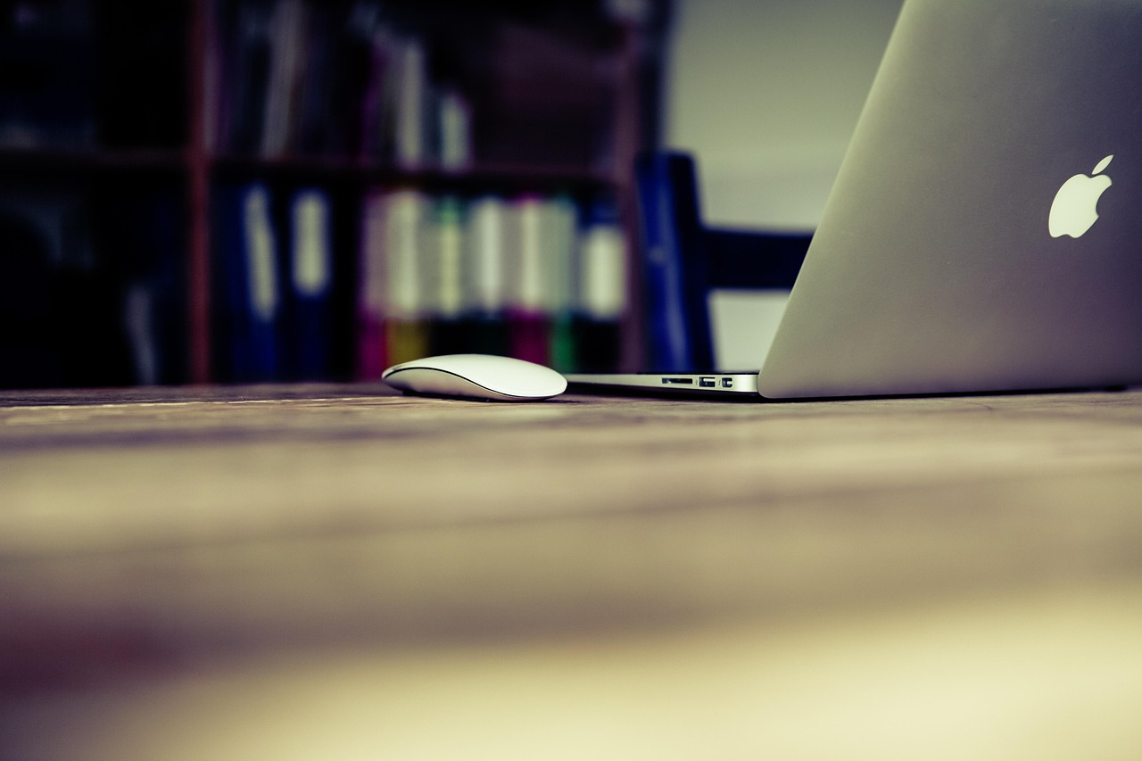 Designer freelancer grafico home office apple macbook criativo identidade visual branding