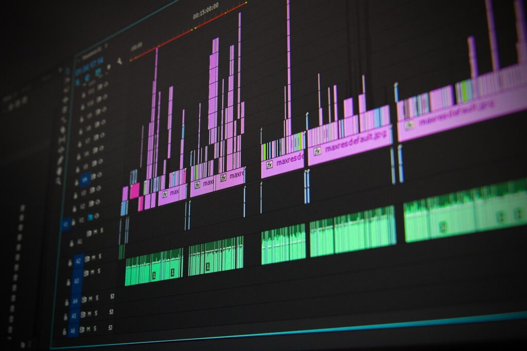 Editor de video freelancer trabalhando na edicao profissional em computador com software Adobe