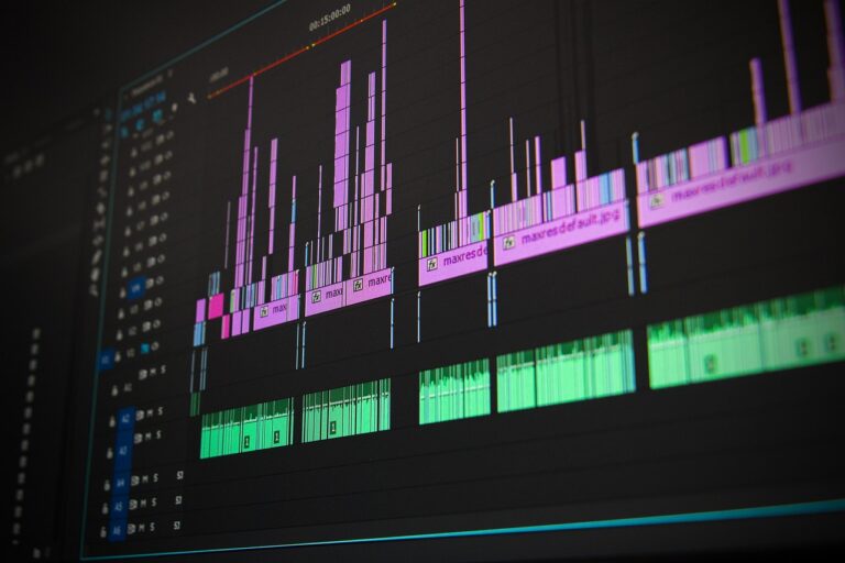 Editor de video freelancer trabalhando na edicao profissional em computador com software Adobe