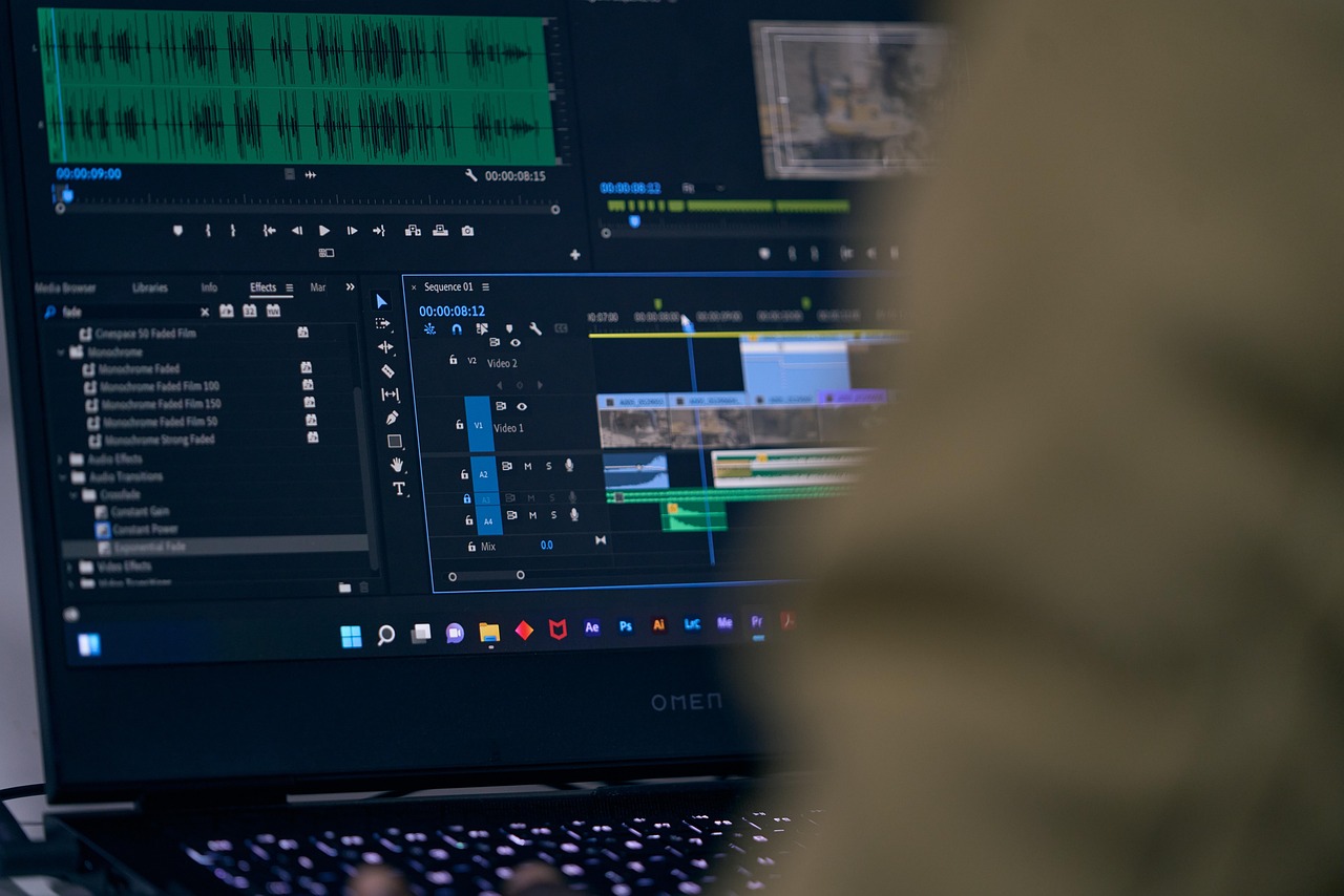 Editor de video freelancer com timeline de edicao aberta em monitor profissional