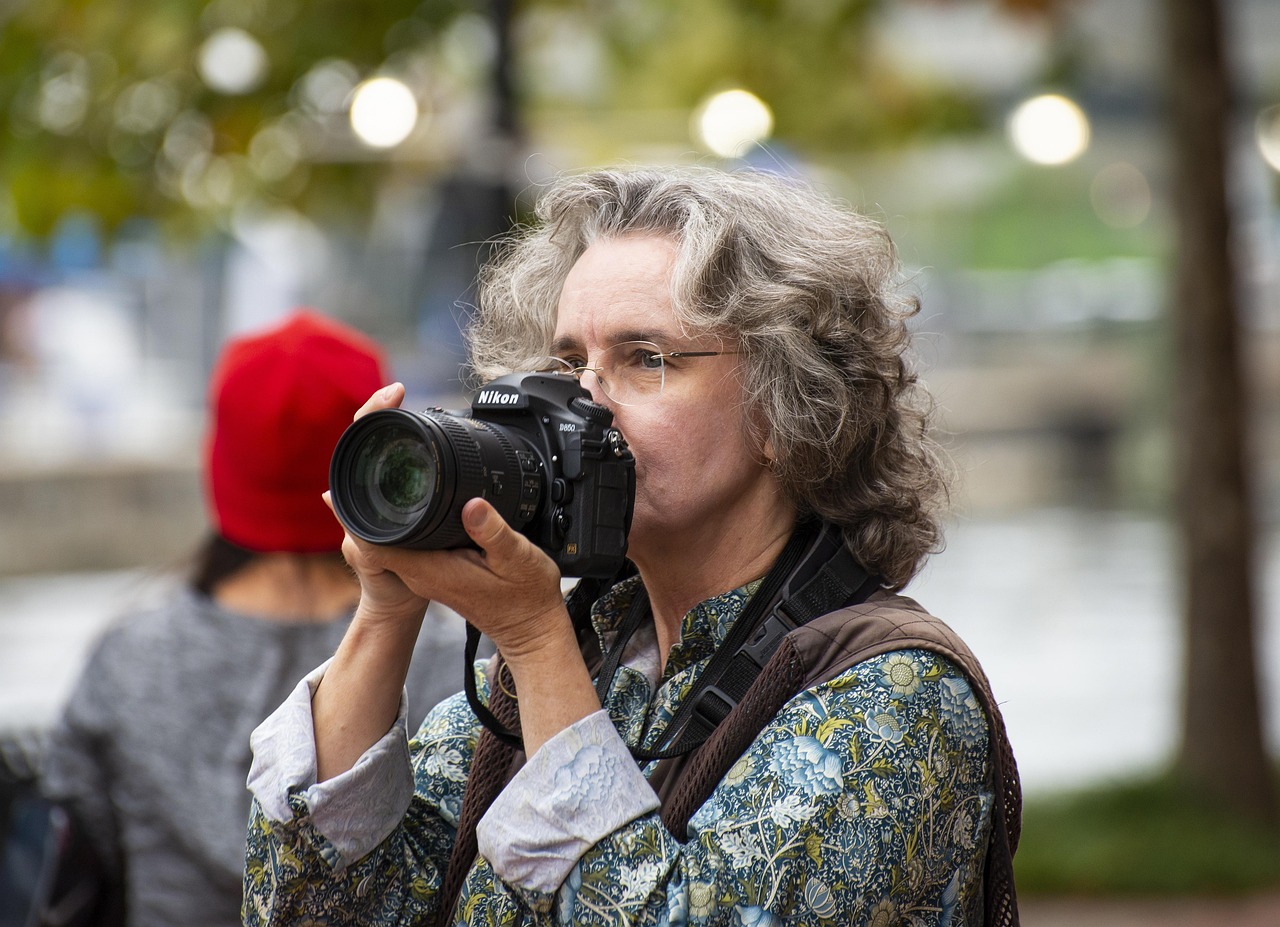 Fotografa freelancer profissional com camera DSLR equipamento fotografico moderno