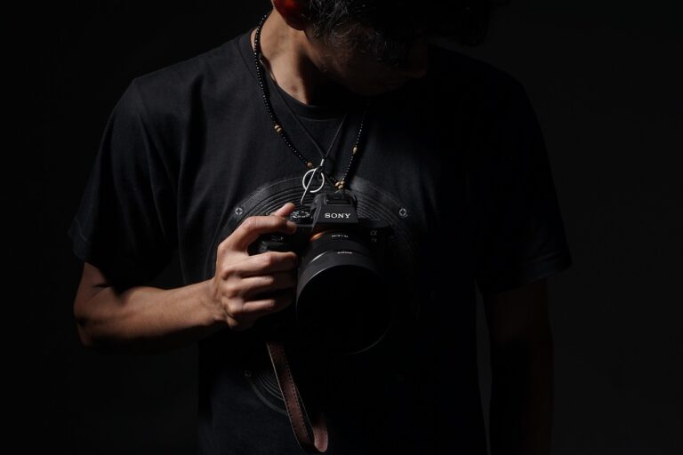 Fotografo freelancer profissional com camera reflex em sessao de fotos externa