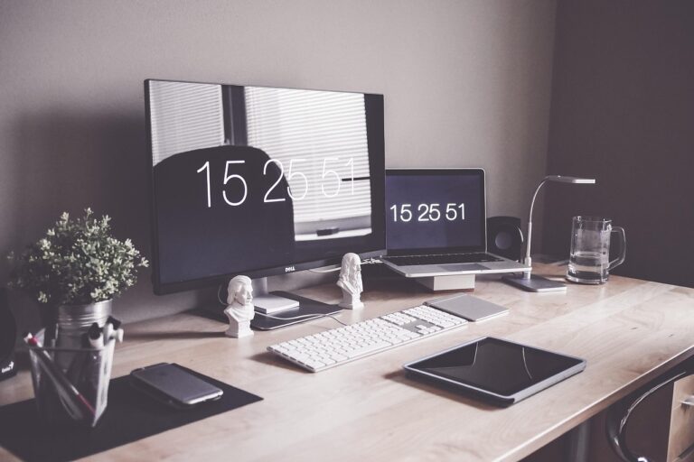 Setup home office profissional freelancer com macbook computador mesa organizada moderna
