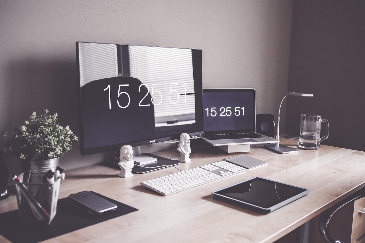 Setup home office profissional freelancer com macbook computador mesa organizada moderna