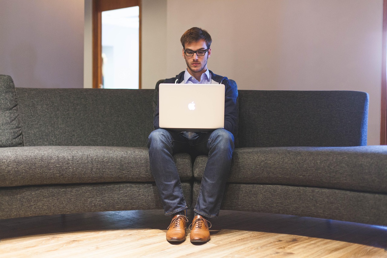 Freelancer brasileiro trabalhando online com notebook em ambiente profissional