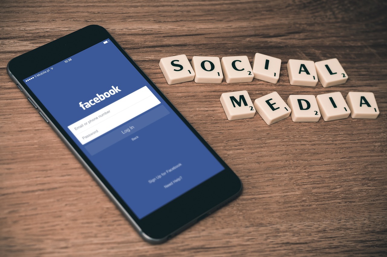 Gestao de redes sociais freelancer com smartphone mostrando apps de social media facebook instagram