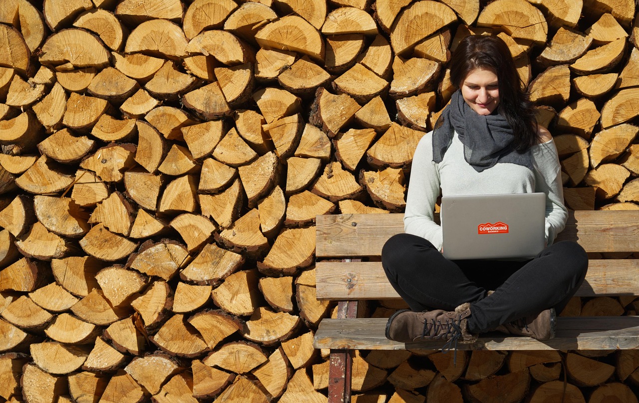 Nomade digital coworking montanhas natureza trabalho remoto internacional estilo de vida