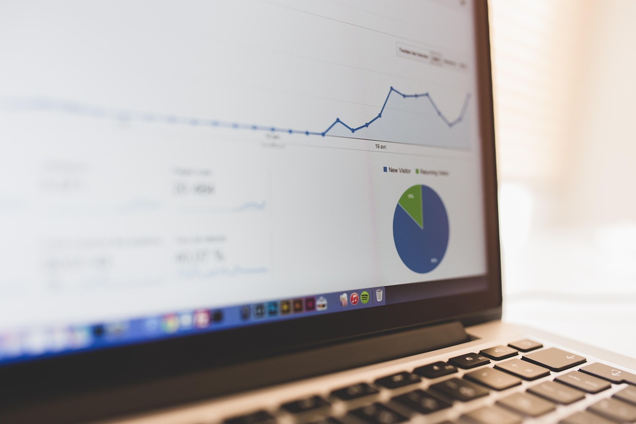 Grafico crescimento SEO trafego organico laptop computador analytics metricas busca