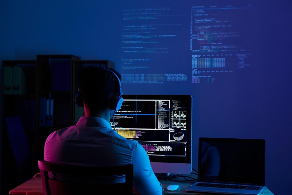 Programador freelancer desenvolvedor de software trabalhando com laptop em ambiente profissional