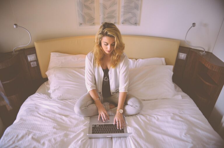 Redatora freelancer trabalhando em laptop produzindo conteudo profissional home office