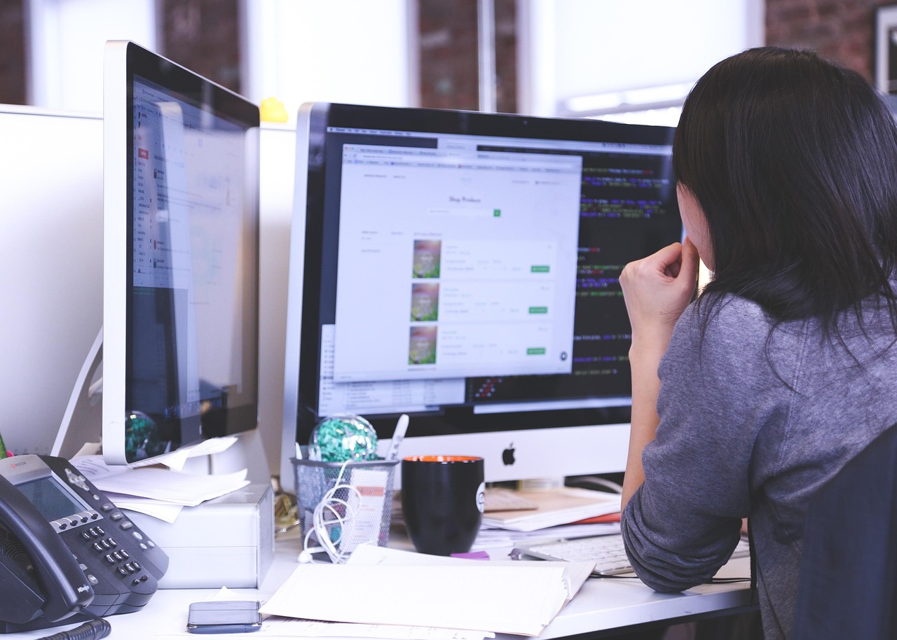 Profissional redator freelancer em ambiente de trabalho moderno com computador e equipe