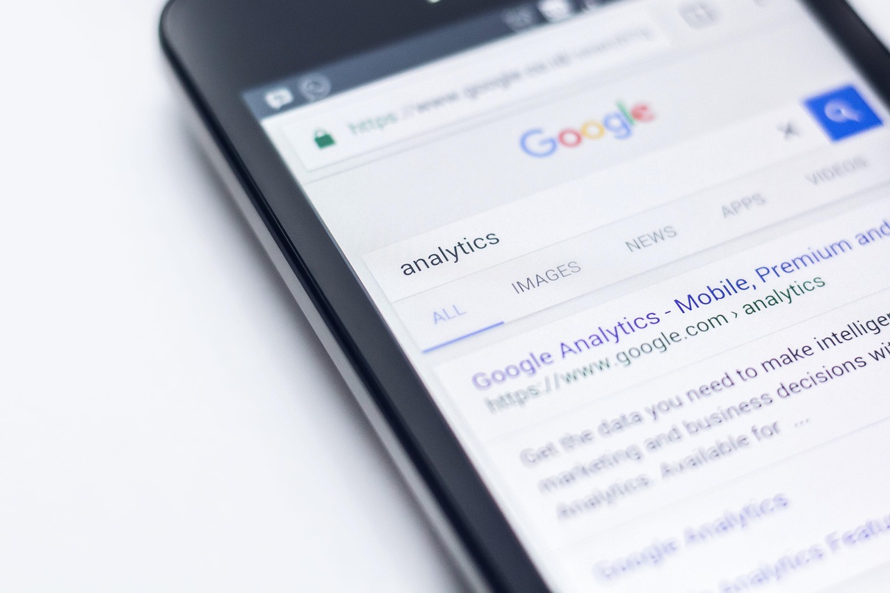 Smartphone com Google aberto SEO local otimizacao negocio busca por localizacao