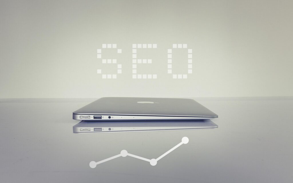 SEO on page otimizacao conteudo site marketing digital laptop profissional estrategia ranking