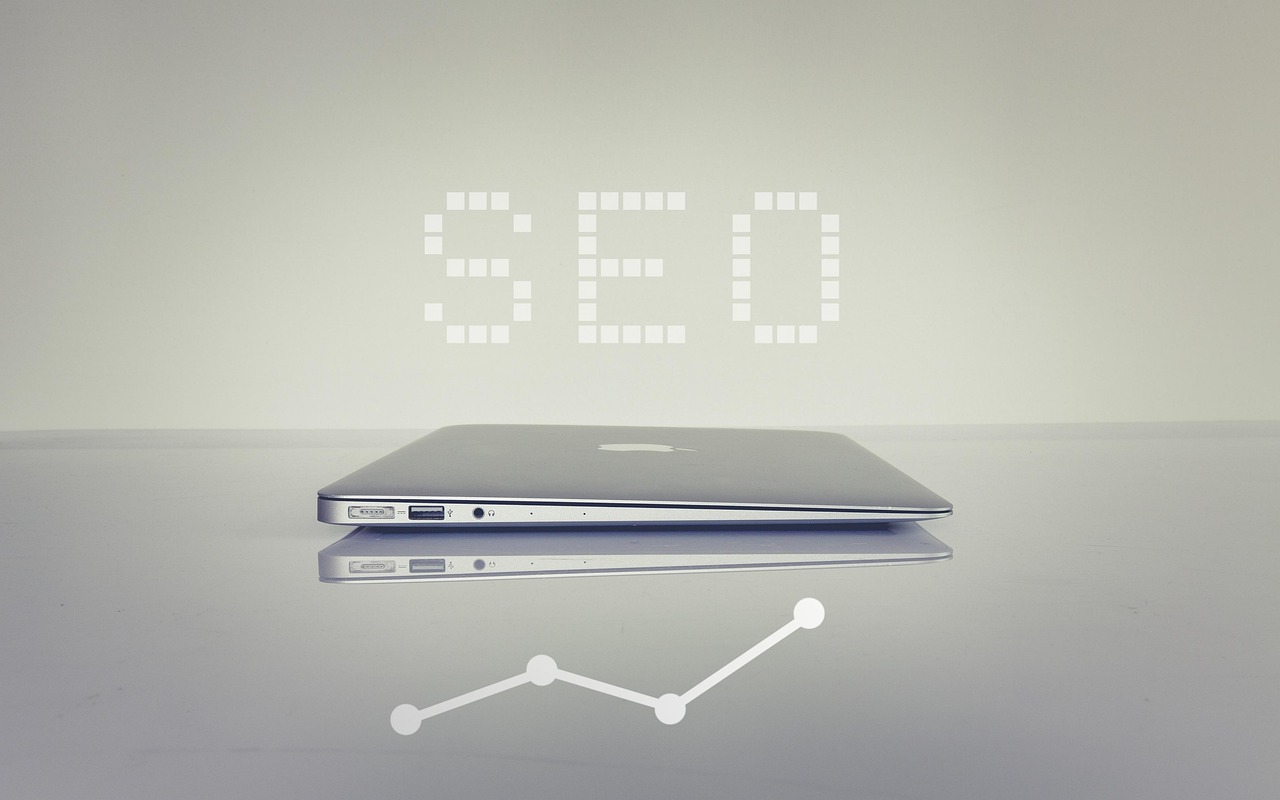 SEO on page otimizacao conteudo site marketing digital laptop profissional estrategia ranking