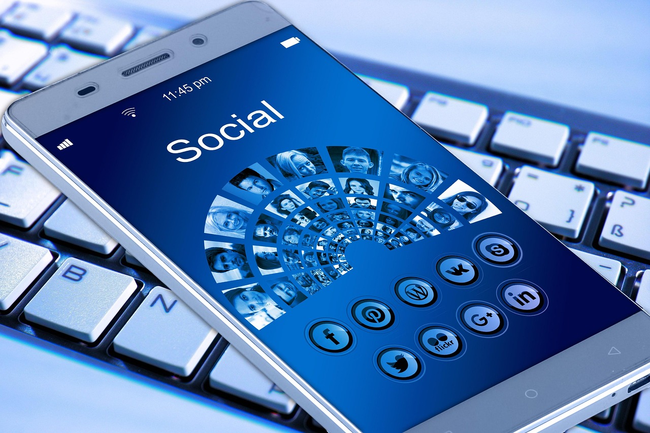 Social media freelancer gerenciando redes sociais com smartphone e analise de dados marketing digital