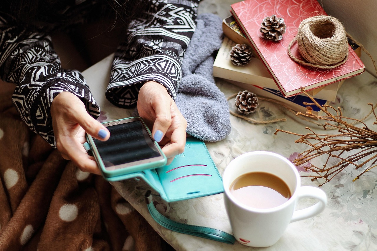 Profissional social media freelancer trabalhando com smartphone em cafe home office moderno