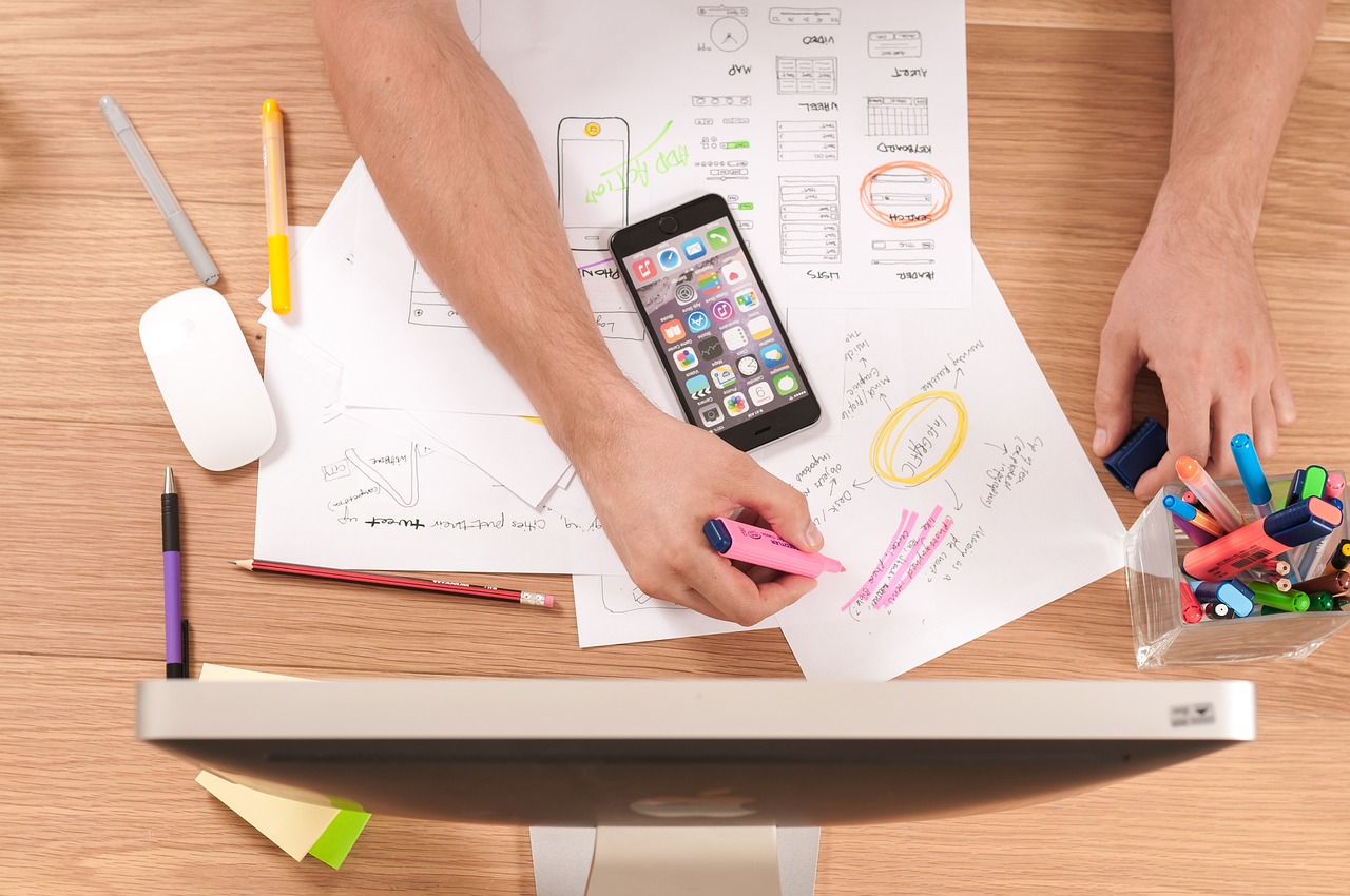 Web designer UX UI freelancer trabalhando com wireframe e prototipagem de interface digital