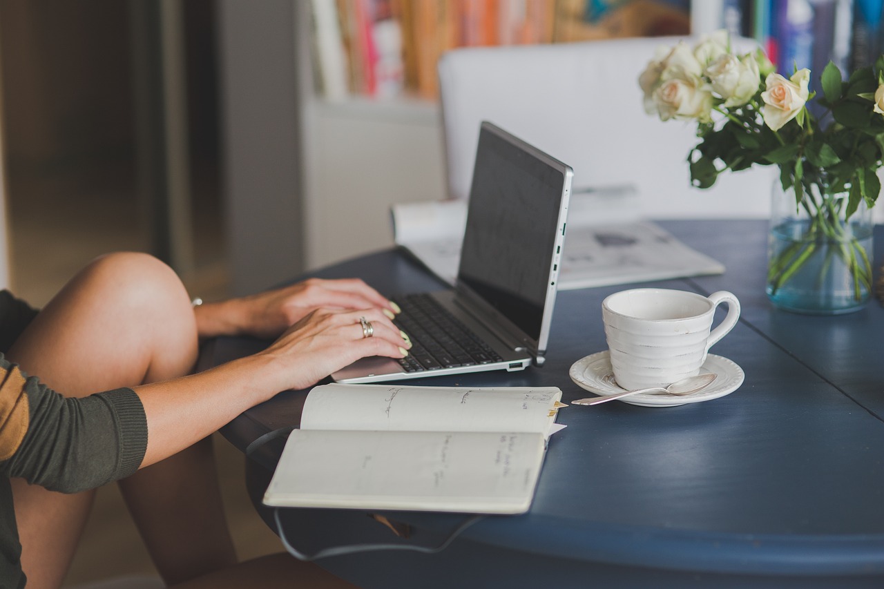 Freelancer trabalhando com laptop em plataforma online como Workana ou Upwork buscando projetos