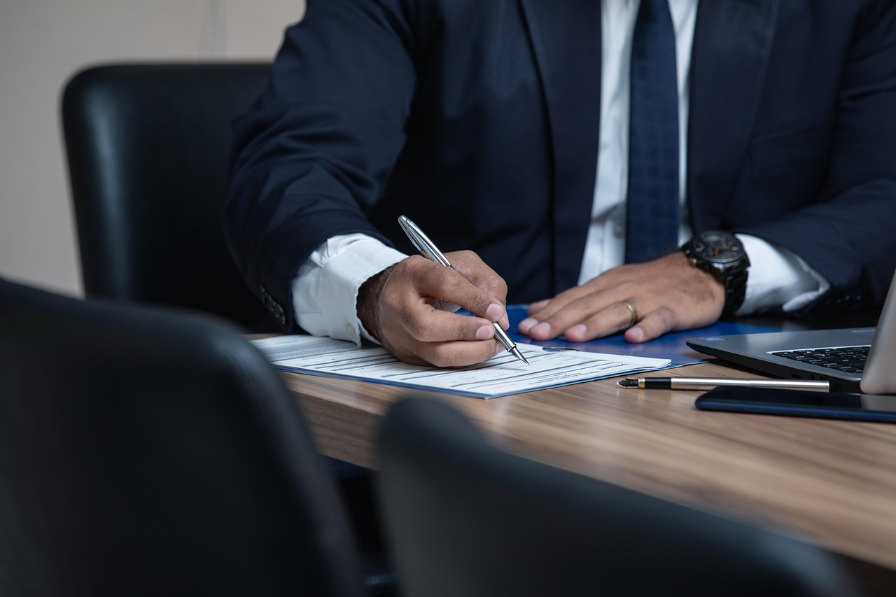 Advogado freelancer trabalhando em análise de processos no computador