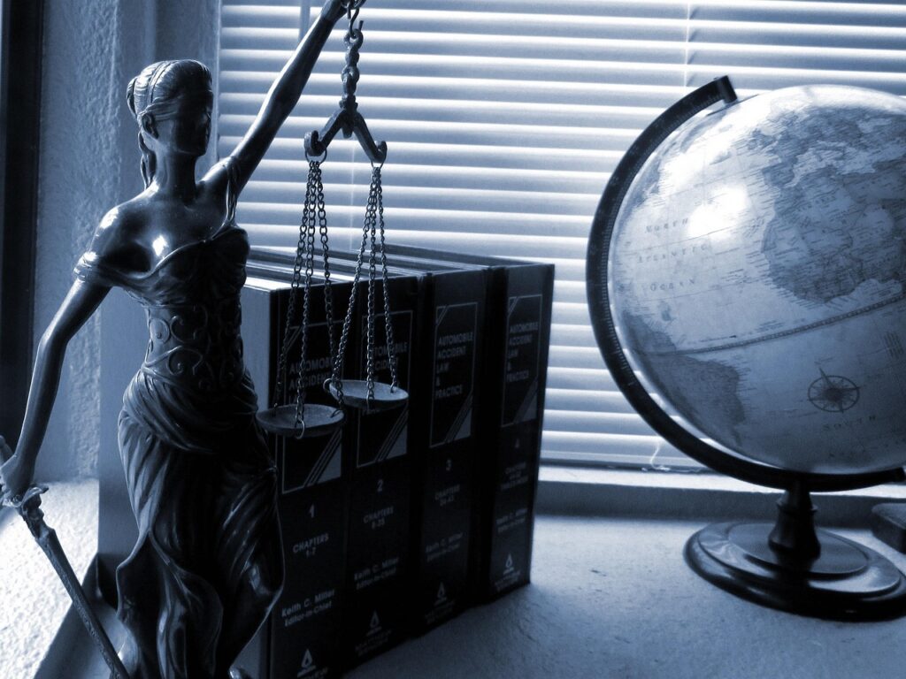 Estátua da justiça representando o trabalho do advogado freelancer no Brasil