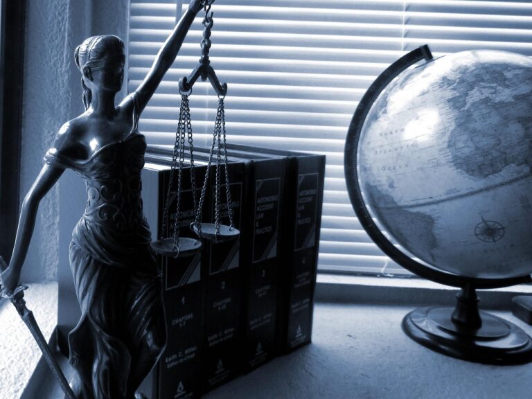 Estátua da justiça representando o trabalho do advogado freelancer no Brasil
