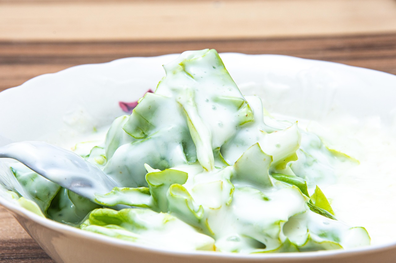 Salada fresca representando alimentação saudável orientada por nutricionista online