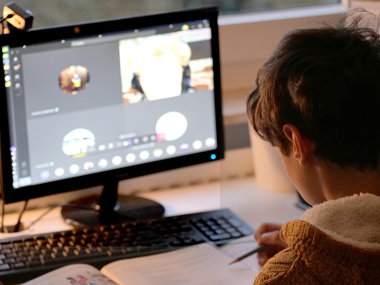 Aluno em aula particular online por videochamada com professor