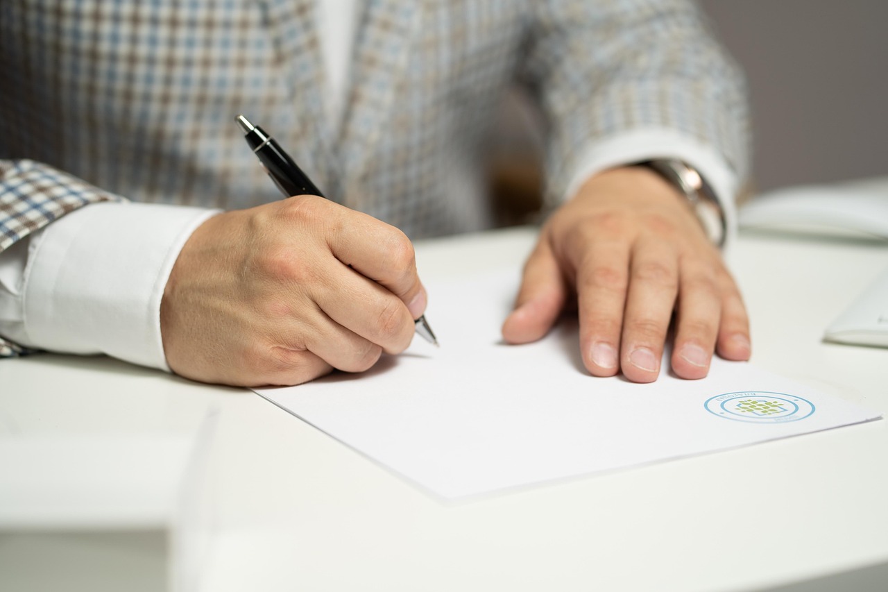 Cliente assinando contrato digital com advogado freelancer online