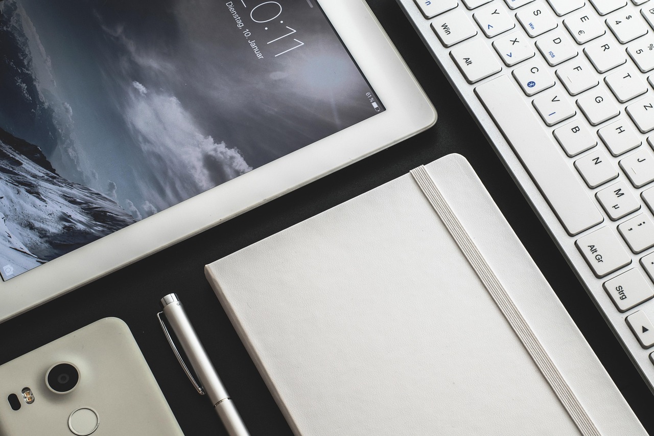Dispositivos tecnologia moderna tablet celular escritorio digital negocio