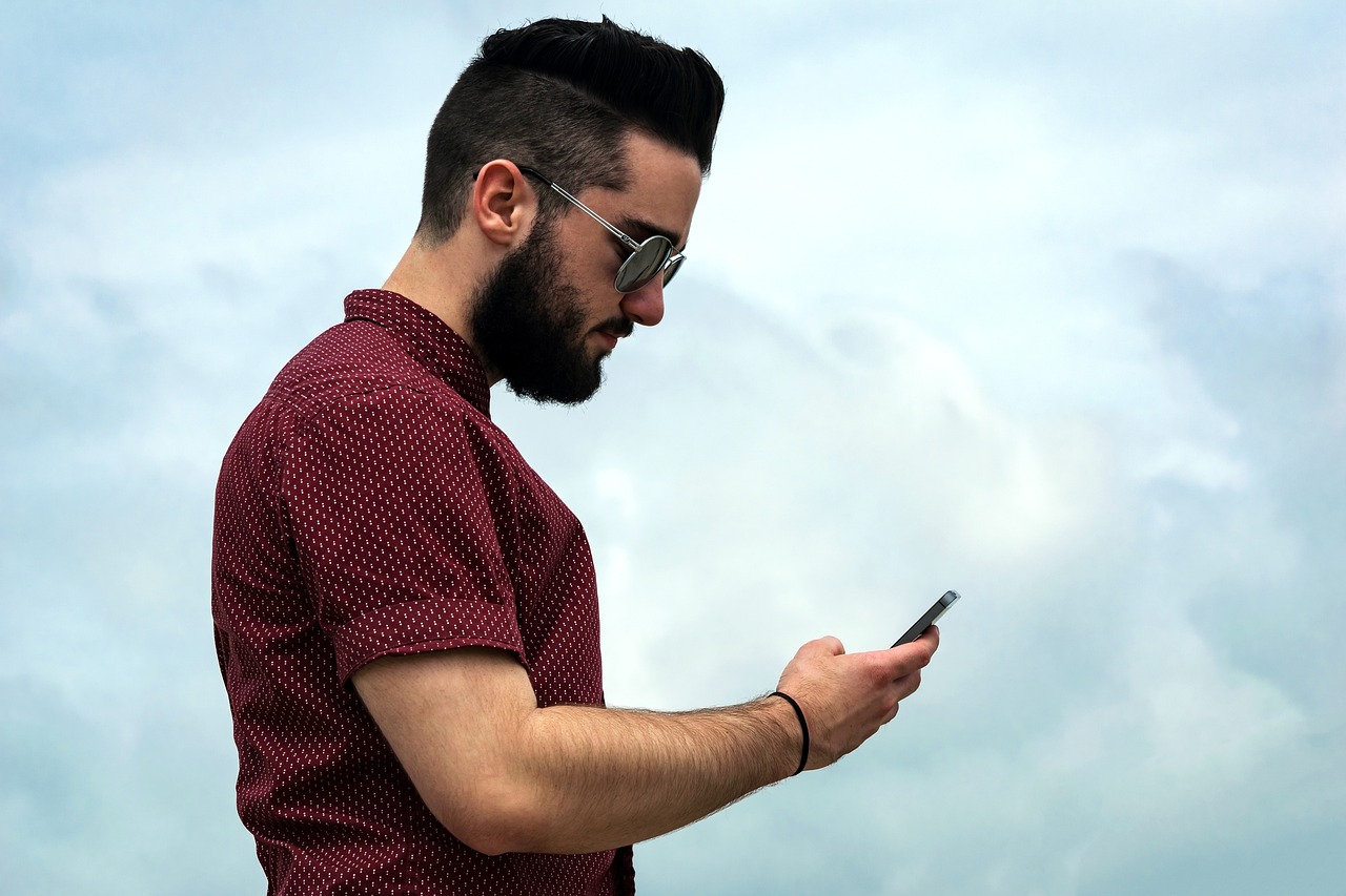 Pessoa usando celular para atendimento multiatendimento via automação de WhatsApp