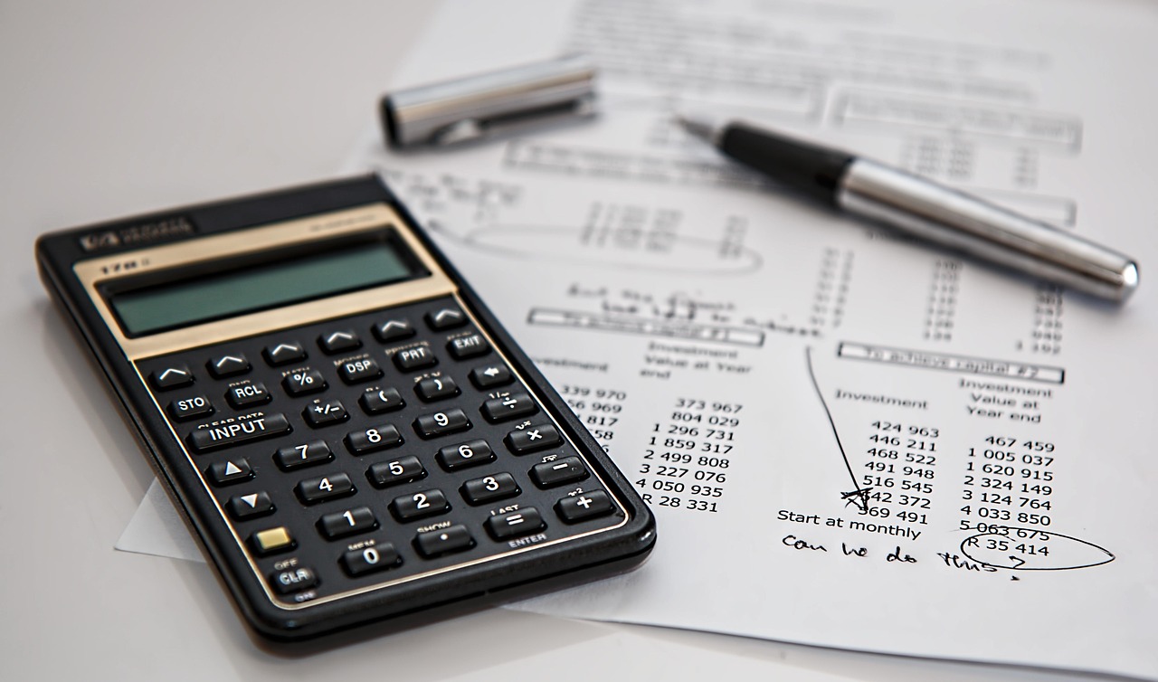 calculo-fiscal-contador-freelancer Calculadora, caneta e documentos fiscais usados por contador freelancer para fechamento contábil