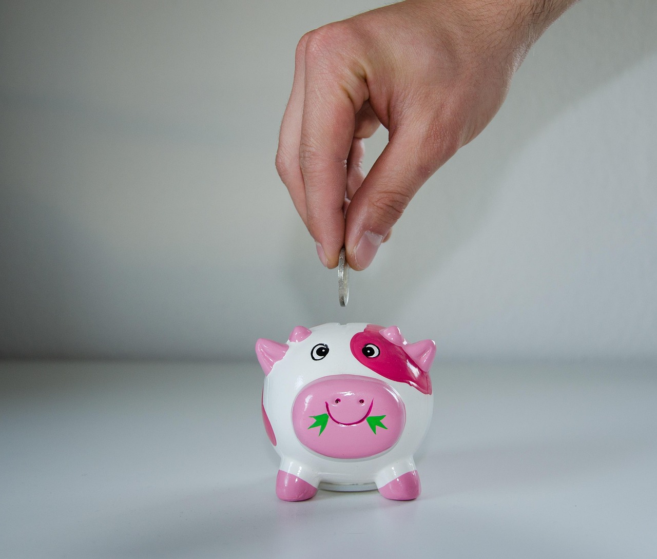Cofrinho moedas mao economizar poupar dinheiro financas pessoais habito