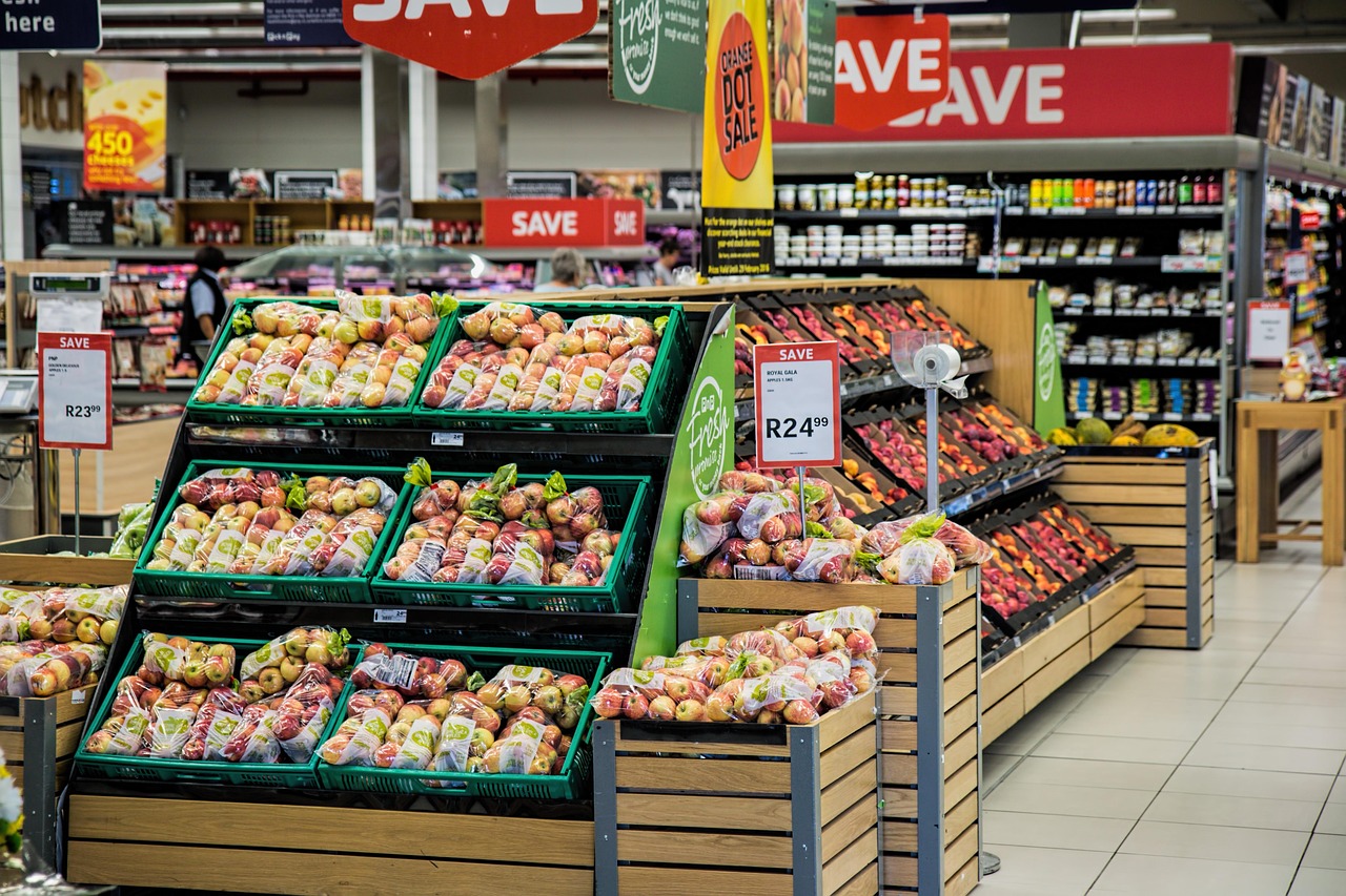 Prateleiras supermercado produtos compras consumo economia gastos mensais