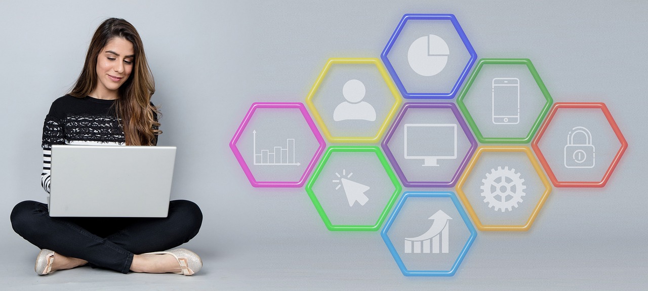 Profissional analisando dados de SEO e AEO em painel de marketing digital