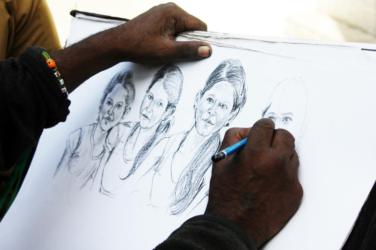 Ilustrador freelancer fazendo esboço a lápis antes de finalizar a arte digital
