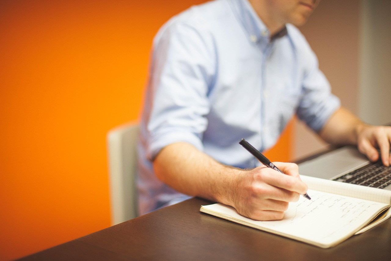 Estrategista planejando processos de assistente virtual freelancer para escalar negócio